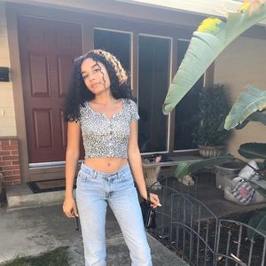 Meet your Posher, Naila